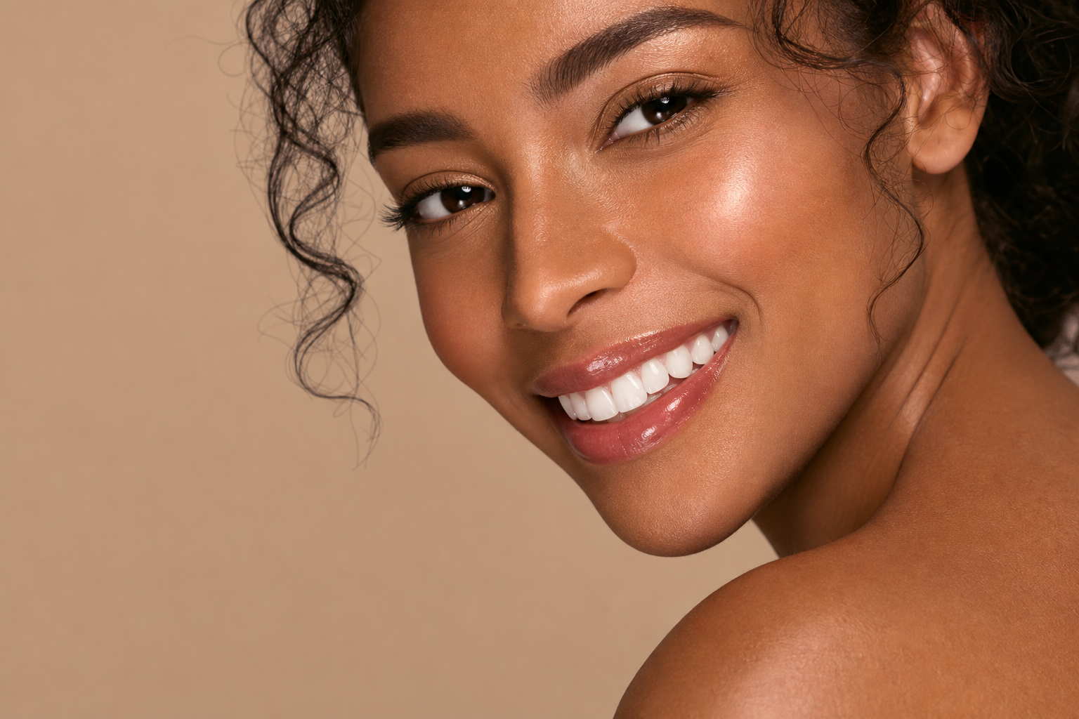 Lip Gloss and White Teeth: How Shine Changes Smile Contrast
