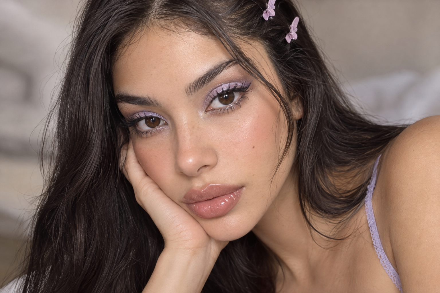 Y2K Makeup: Frosted Eyes, Glossy Lips, and a Modern Finish
